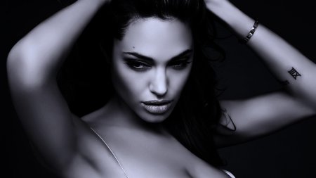 Тату анджелина джоли