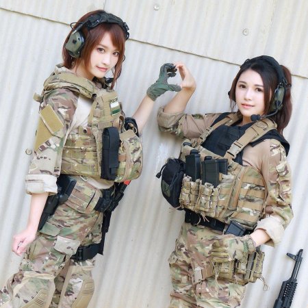 Девушка военная