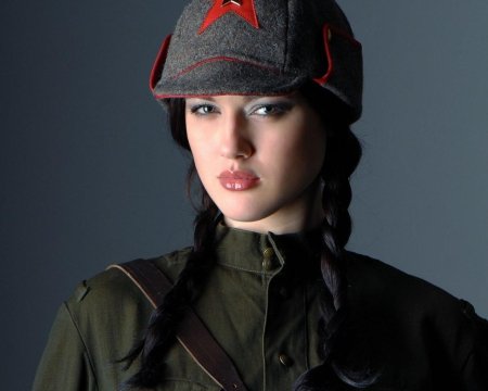 Девушка в военной форме