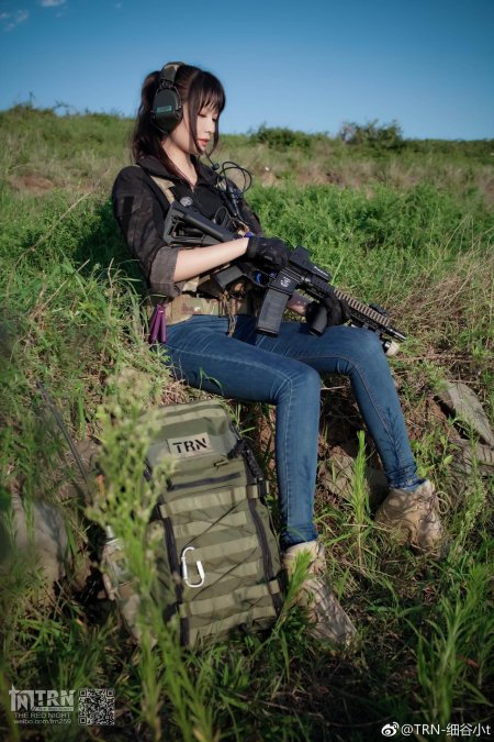 Девушка военная