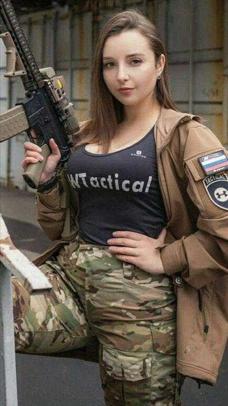 Елена делигиоз в военной форме