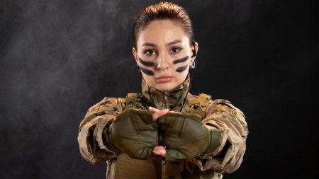 Женщина военная