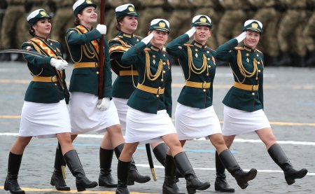 Курсантки на параде победы в москве
