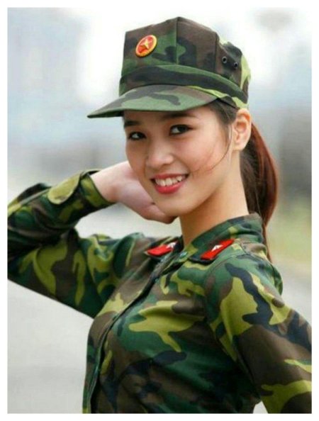 Девушка в военной форме