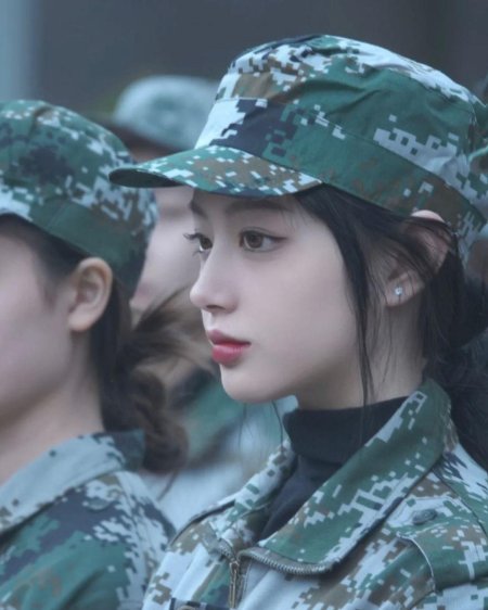 Красивая азиатская девушка