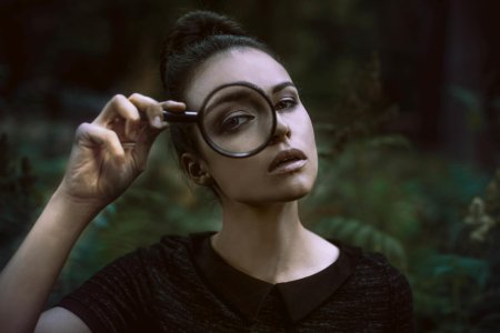 Девушка с лупой