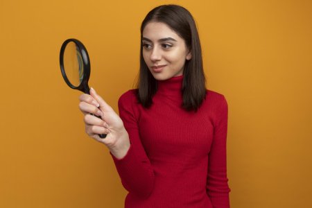 Девушка с лупой