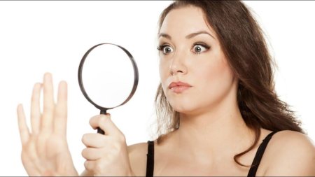 Женщина с лупой