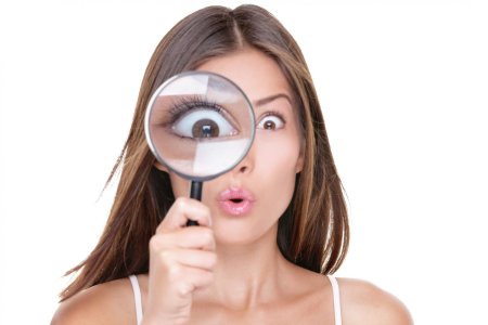 Девушка с лупой