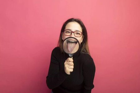 Девушка с лупой