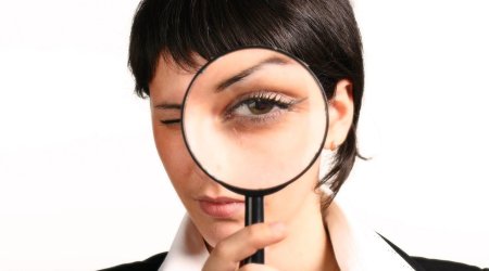 Девушка с лупой