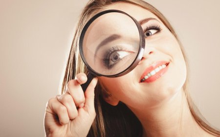 Девушка с лупой