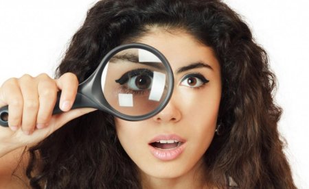 Девушка с лупой