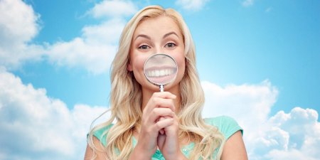 Женщина с лупой