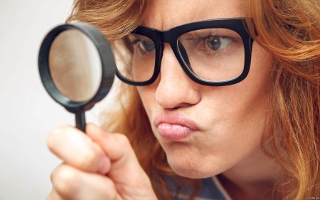 Девушка с лупой