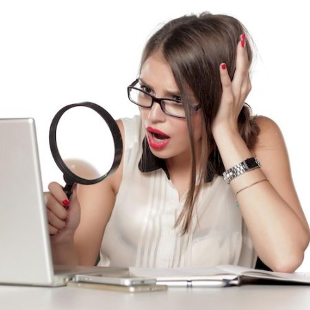 Девушка с лупой