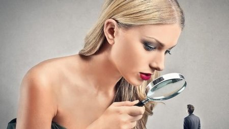 Женщина с лупой