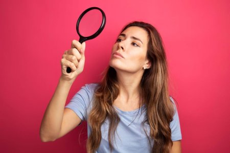 Смотрит через лупу