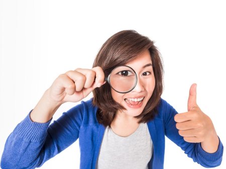 Девушка с лупой