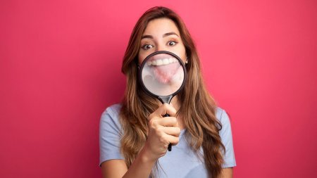 Девушка с лупой