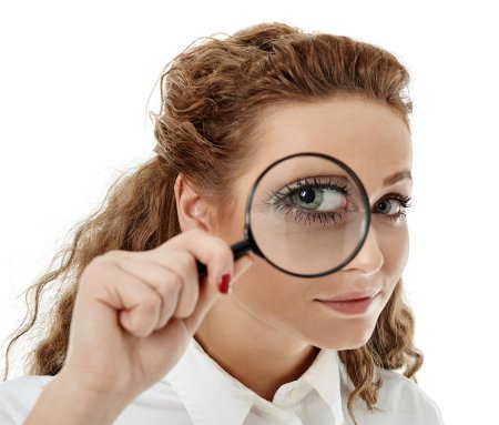 Девушка с лупой