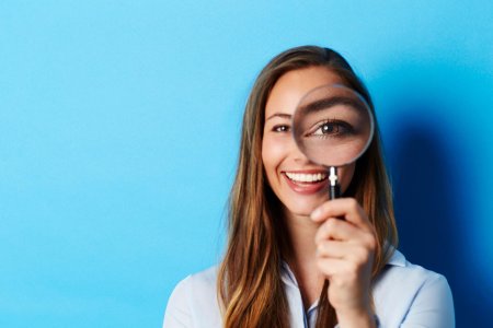 Девушка с лупой