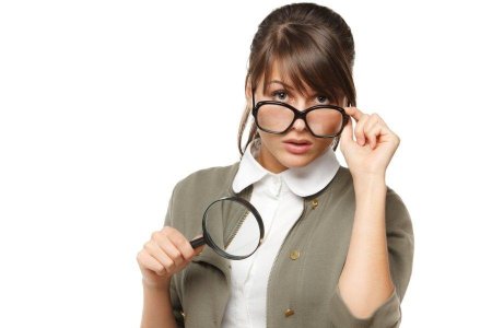 Женщина с лупой