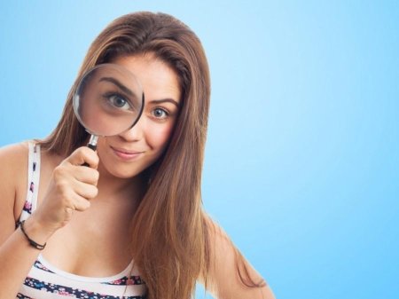 Девушка с лупой