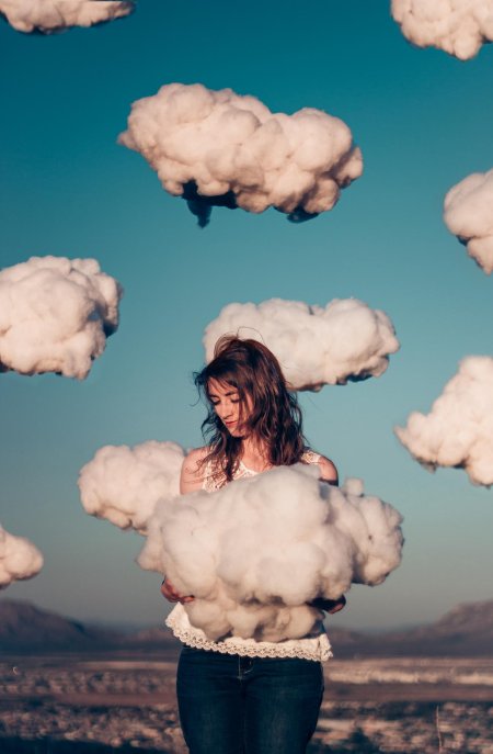 Девушка в облаках