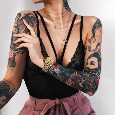 Девушка с татуировками
