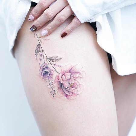 Тату лаванда на бедре