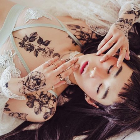 Девушка с татуировками