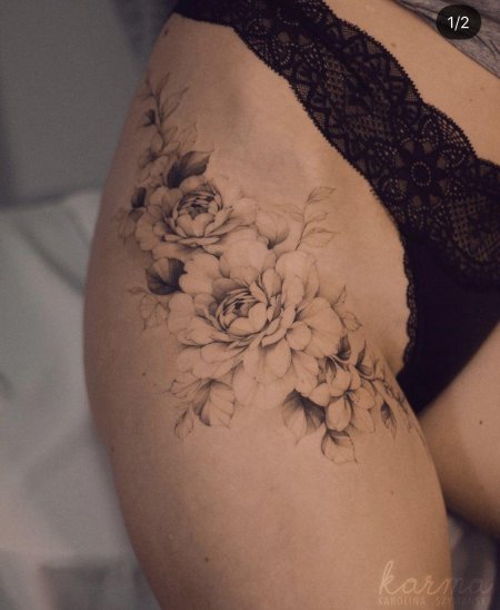 Женская татуировка на бедре