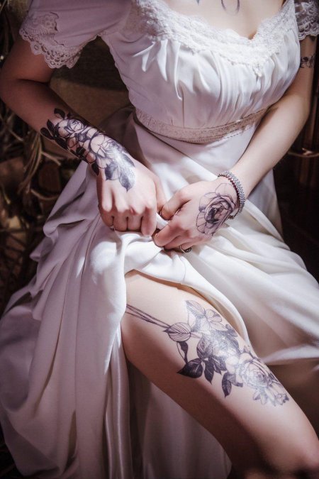 Девушка с татуировками