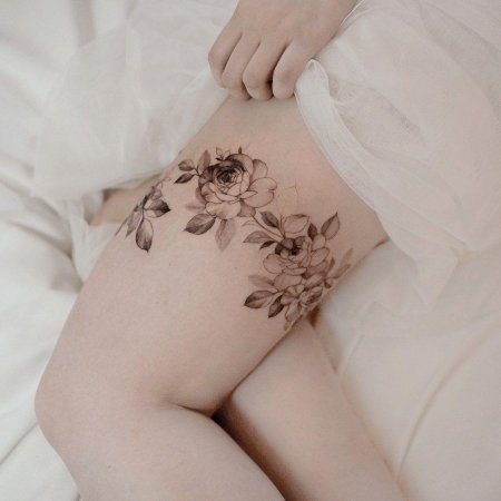 Тату для девушек на бедре