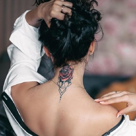 Брюнетка с татуировкой на спине