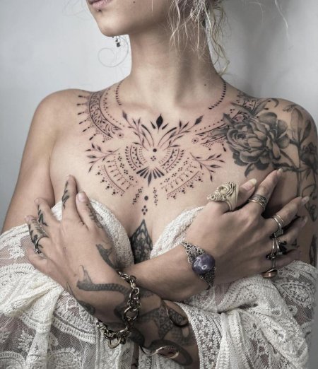 Тату для девушек под грудью