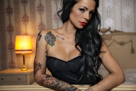 Женщина с татуировками