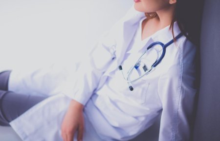 Красивая врач