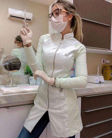 Красивая медсестра