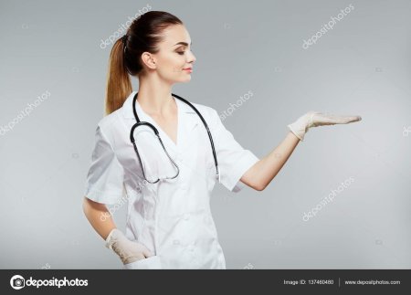 Девушка в медицинском халате