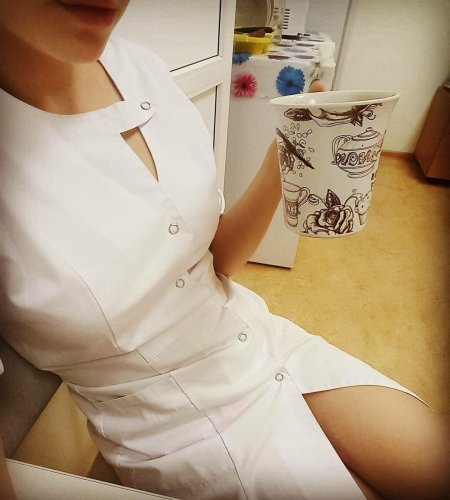 Медсестра в белом халате