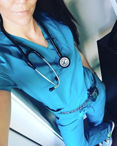 Красивая медсестра