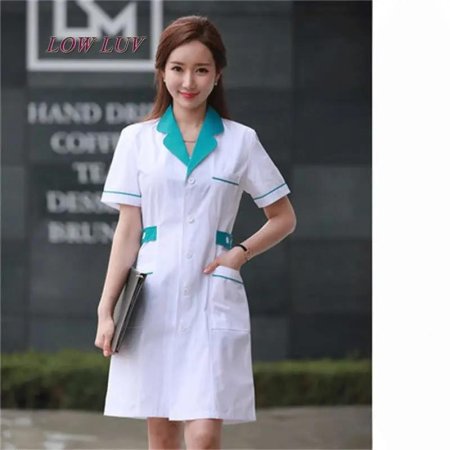 Красивая медсестра