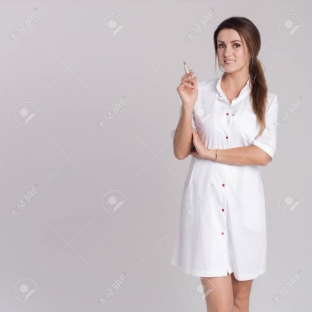 Девушка в белом халате