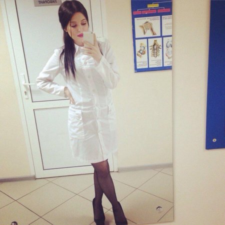 Девушка в медицинском халате