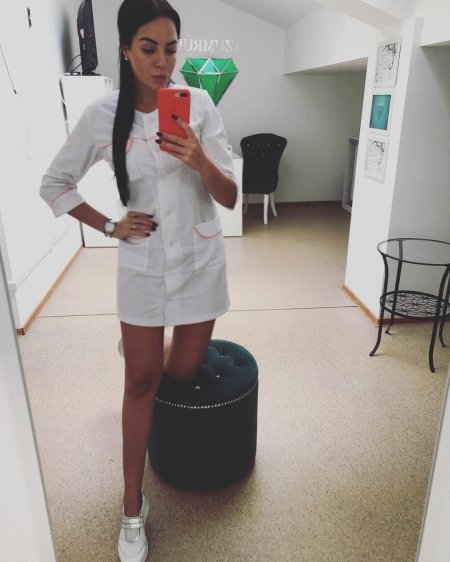 Брюнетка в медицинском халате