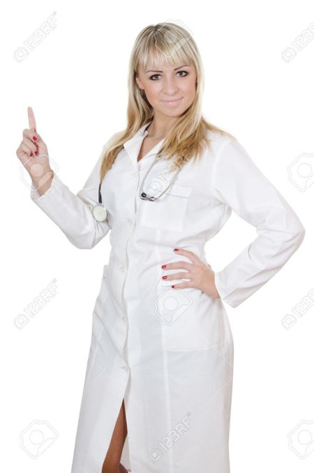 Женщина в белом халате