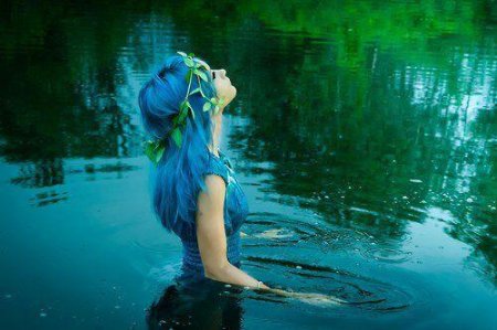 Девушка с бирюзовыми волосами