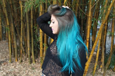 Синие пряди на русых волосах